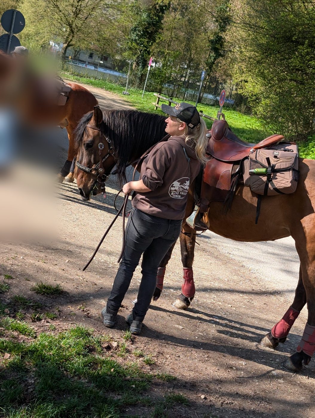 Anja mit Jaimica beim Satteln vor dem Ritt